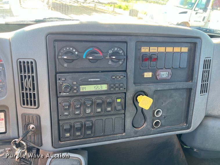 image for item DS3086 2006 International 7400 digger derrick truck