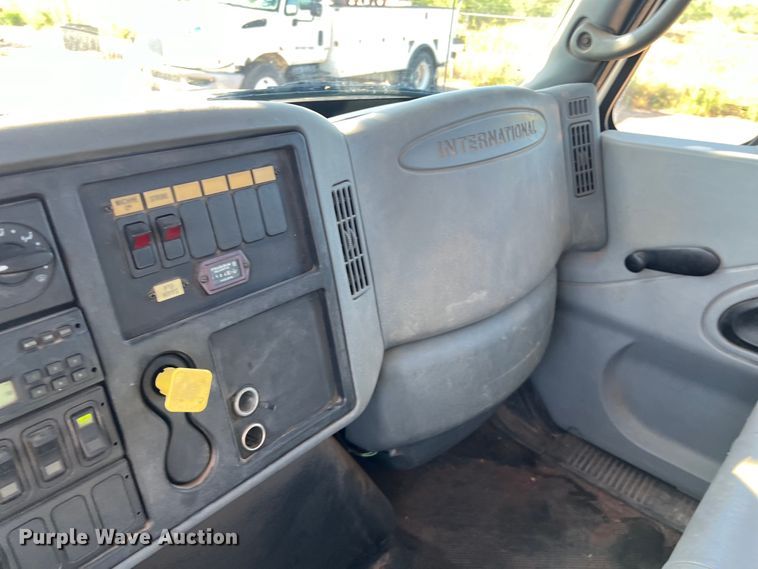 image for item DS3086 2006 International 7400 digger derrick truck