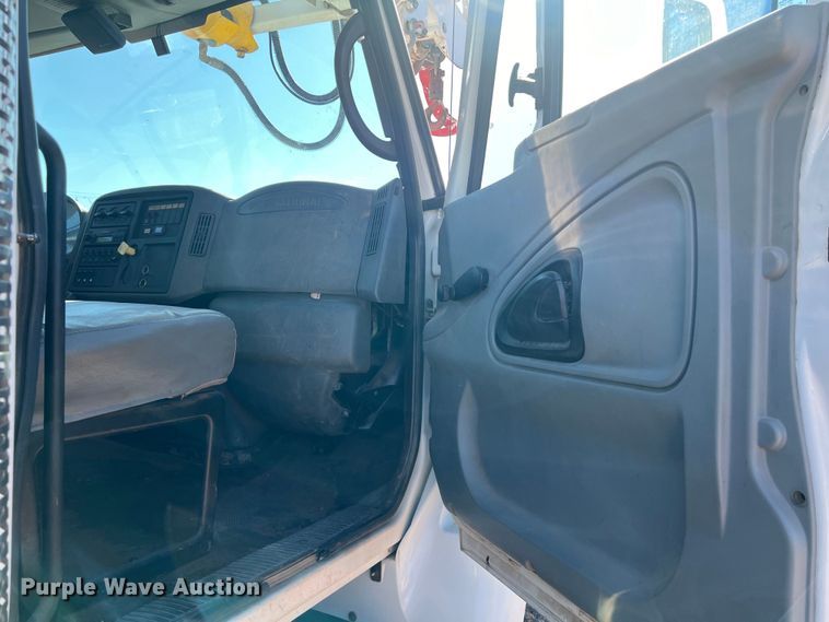 image for item DS3086 2006 International 7400 digger derrick truck