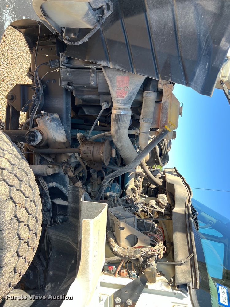 image for item DS3086 2006 International 7400 digger derrick truck