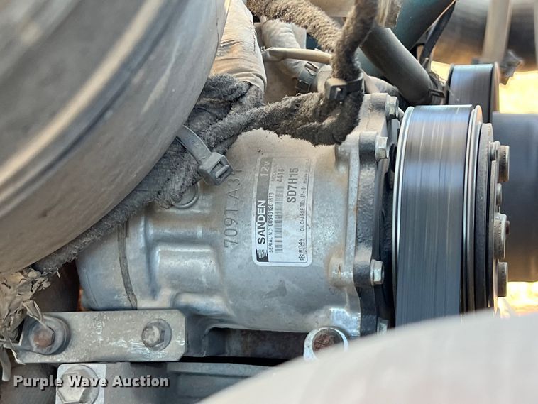 image for item DS3086 2006 International 7400 digger derrick truck