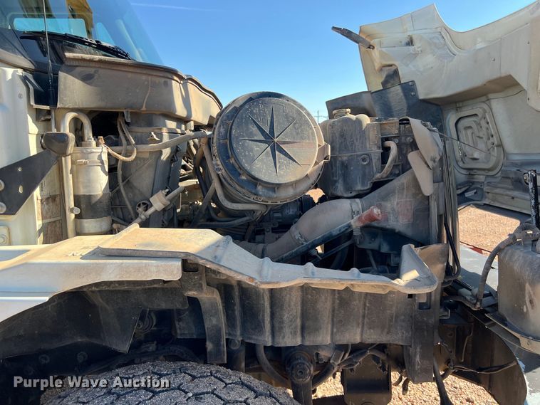 image for item DS3086 2006 International 7400 digger derrick truck