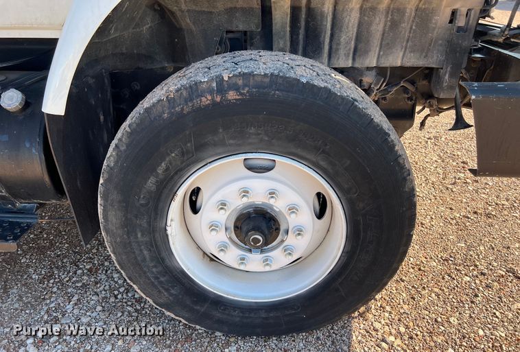 image for item DS3086 2006 International 7400 digger derrick truck