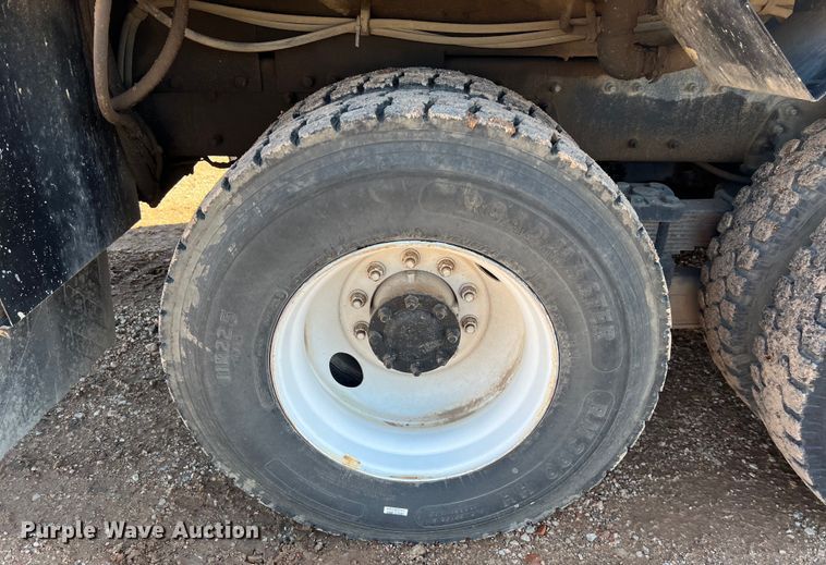 image for item DS3086 2006 International 7400 digger derrick truck