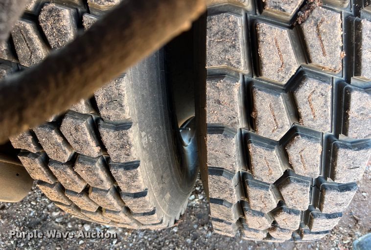 image for item DS3086 2006 International 7400 digger derrick truck