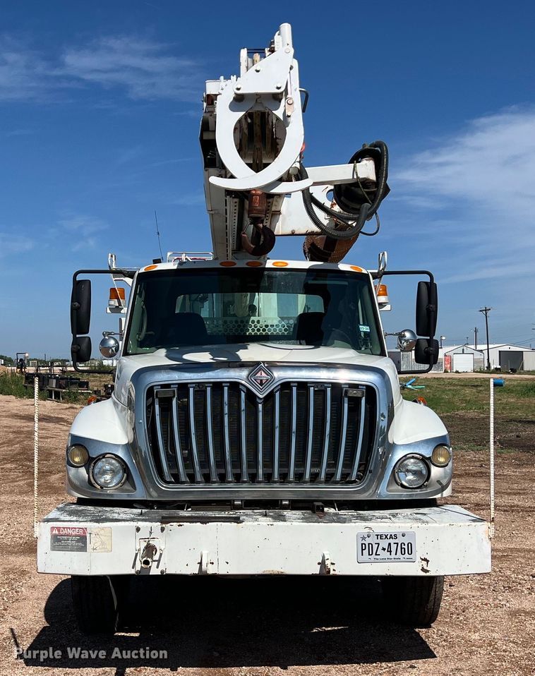 image for item DS3091 2008 International WorkStar 7400 digger derrick truck