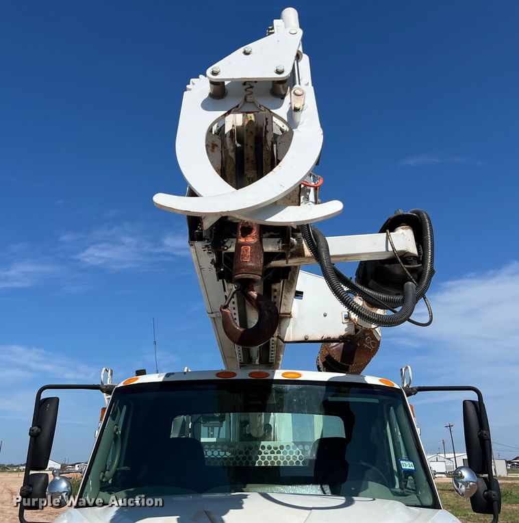 image for item DS3091 2008 International WorkStar 7400 digger derrick truck