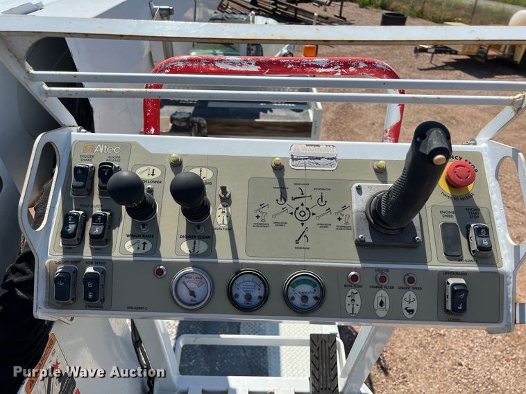 image for item DS3091 2008 International WorkStar 7400 digger derrick truck