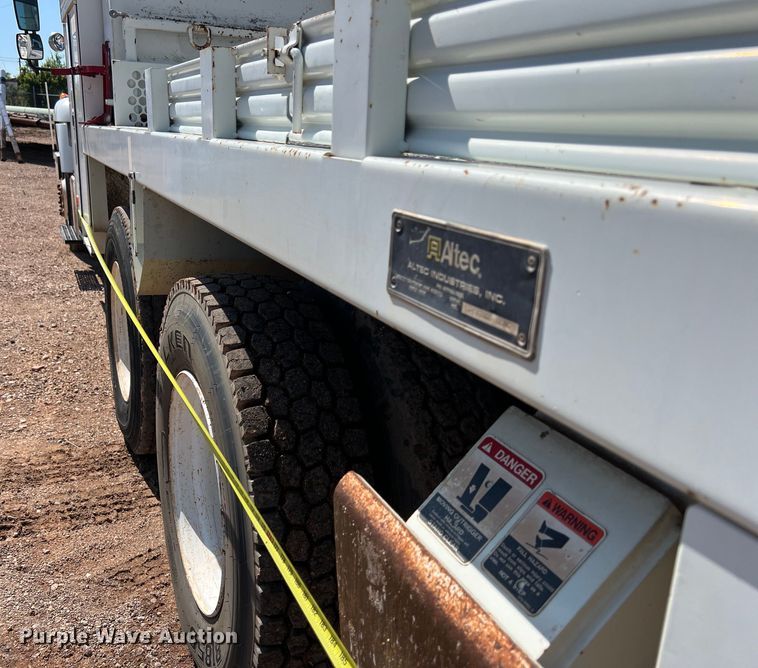 image for item DS3091 2008 International WorkStar 7400 digger derrick truck