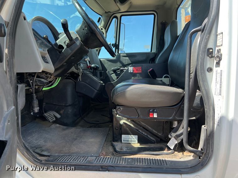 image for item DS3091 2008 International WorkStar 7400 digger derrick truck