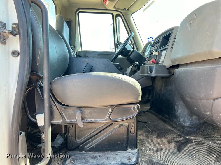 image for item DS3091 2008 International WorkStar 7400 digger derrick truck