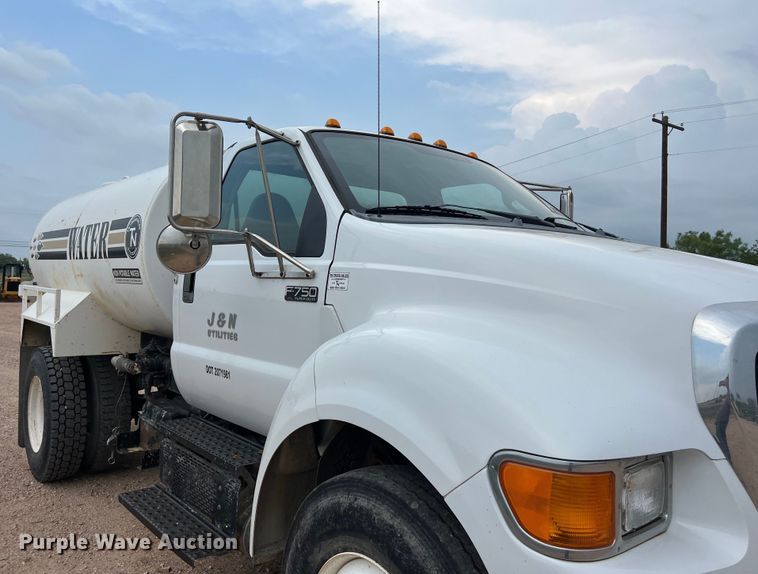 image for item DS3096 2012 Ford F750 water truck