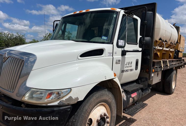 image for item DS3099 2007 International 4300 flatbed truck