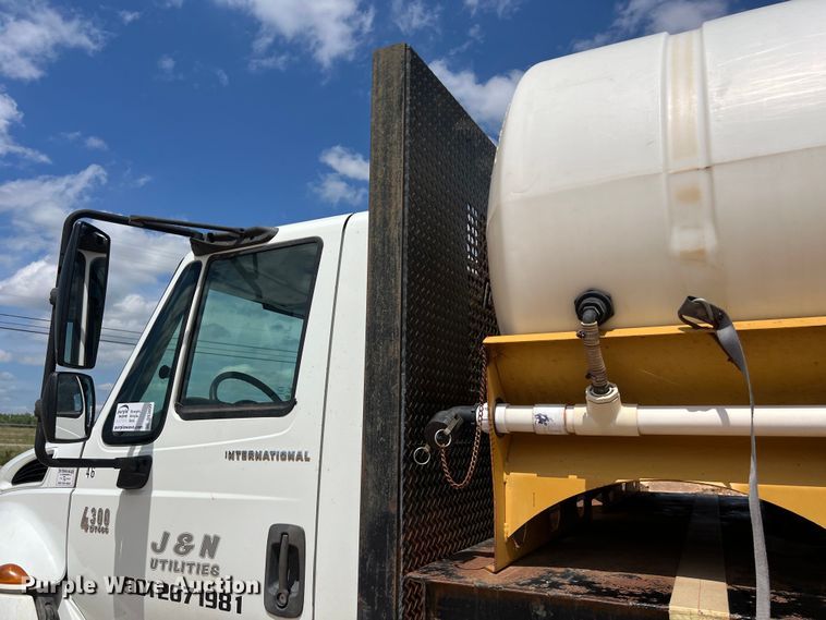 image for item DS3099 2007 International 4300 flatbed truck