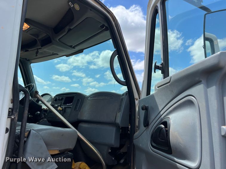 image for item DS3099 2007 International 4300 flatbed truck