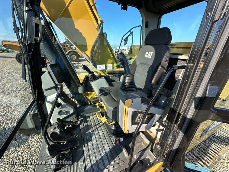 image for item DS4179 2018 Caterpillar  323 excavator