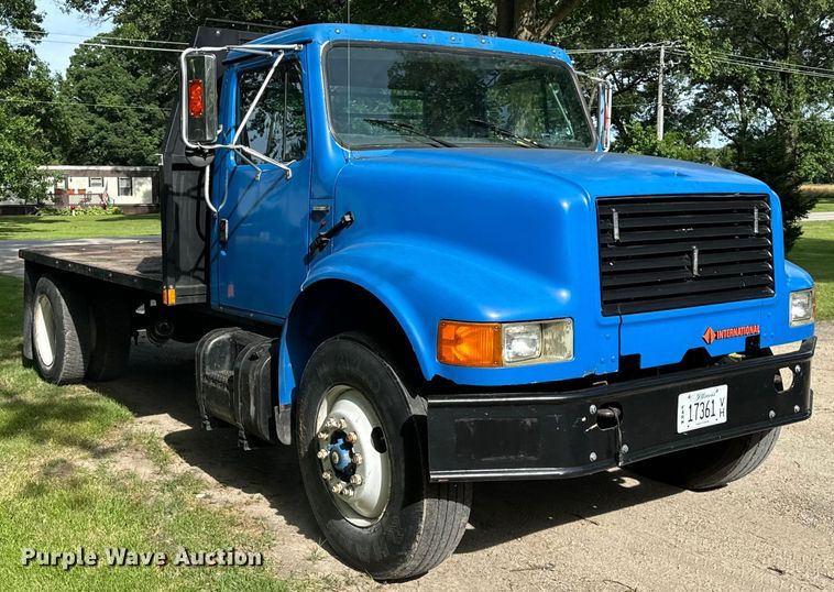 image for item DV5777 1990 International  4700 flatbed truck
