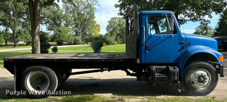 image for item DV5777 1990 International  4700 flatbed truck