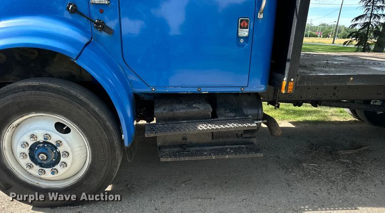 image for item DV5777 1990 International  4700 flatbed truck