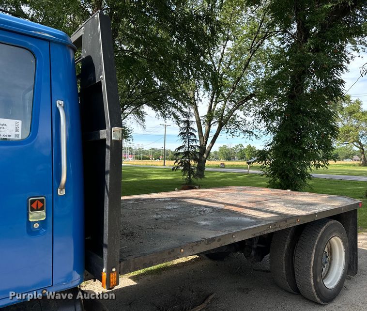 image for item DV5777 1990 International  4700 flatbed truck