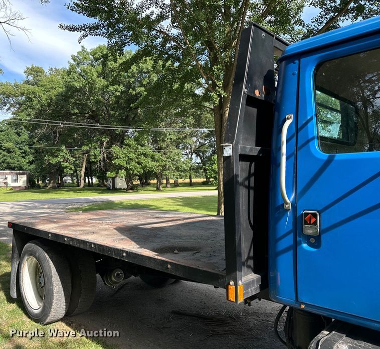 image for item DV5777 1990 International  4700 flatbed truck