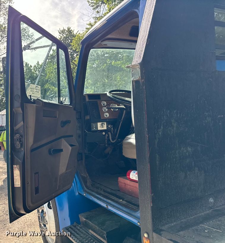 image for item DV5777 1990 International  4700 flatbed truck