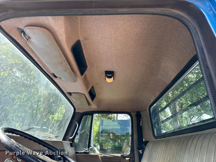 image for item DV5777 1990 International  4700 flatbed truck