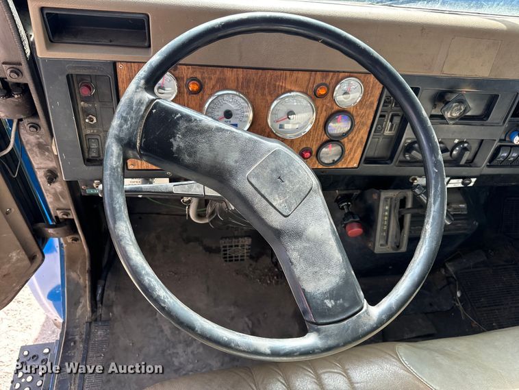 image for item DV5777 1990 International  4700 flatbed truck