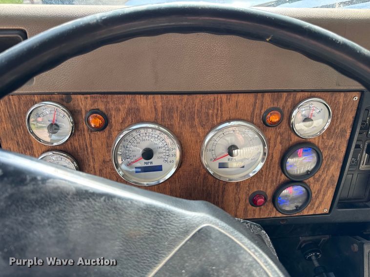 image for item DV5777 1990 International  4700 flatbed truck