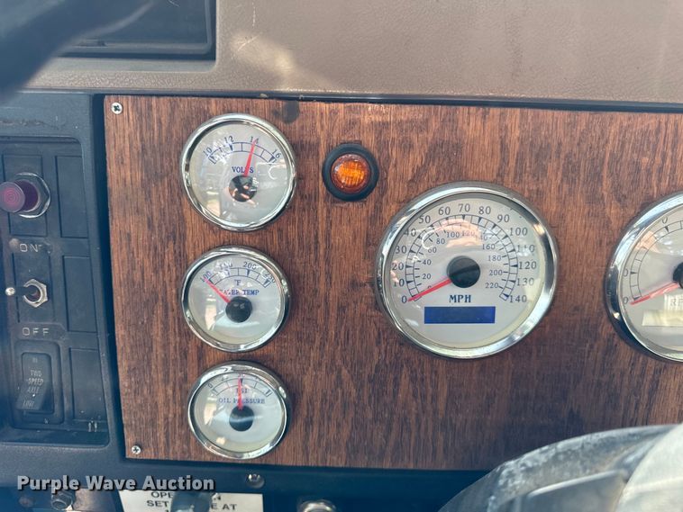 image for item DV5777 1990 International  4700 flatbed truck