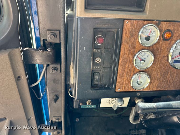 image for item DV5777 1990 International  4700 flatbed truck