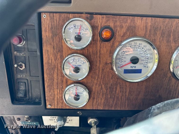 image for item DV5777 1990 International  4700 flatbed truck