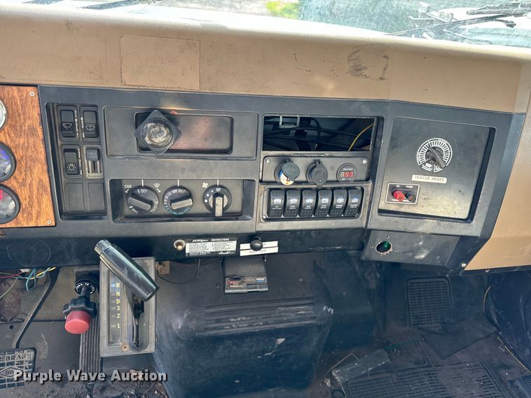 image for item DV5777 1990 International  4700 flatbed truck