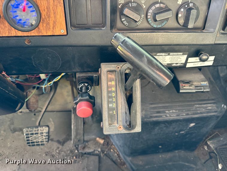 image for item DV5777 1990 International  4700 flatbed truck