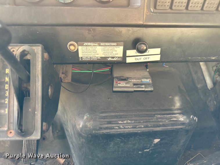 image for item DV5777 1990 International  4700 flatbed truck