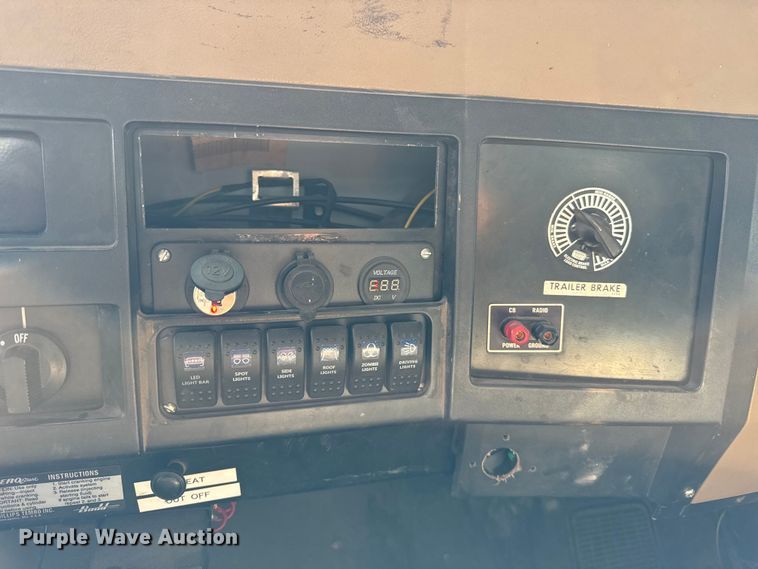 image for item DV5777 1990 International  4700 flatbed truck