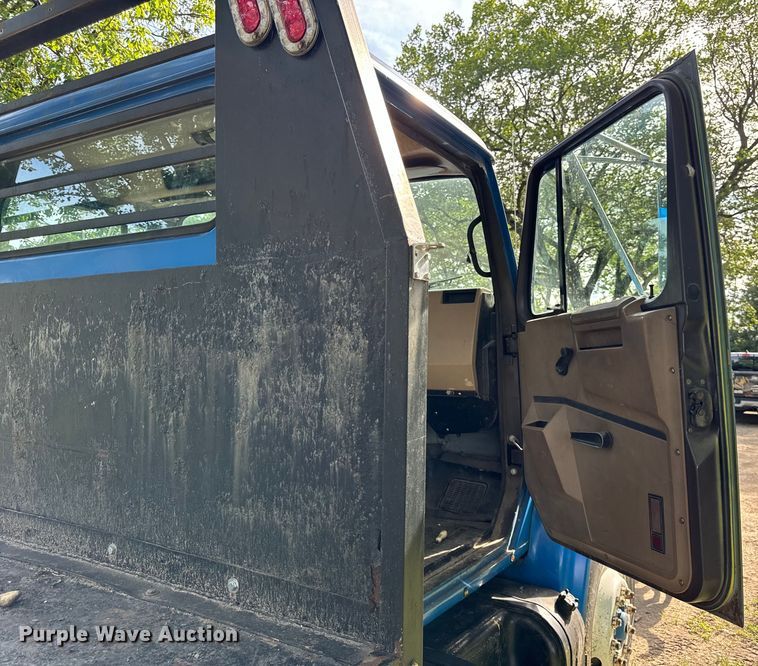 image for item DV5777 1990 International  4700 flatbed truck