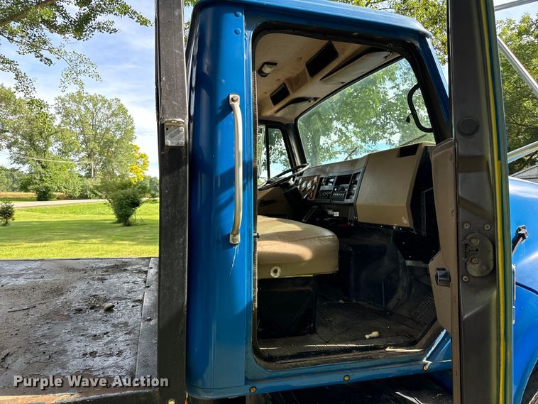 image for item DV5777 1990 International  4700 flatbed truck