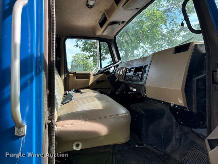 image for item DV5777 1990 International  4700 flatbed truck