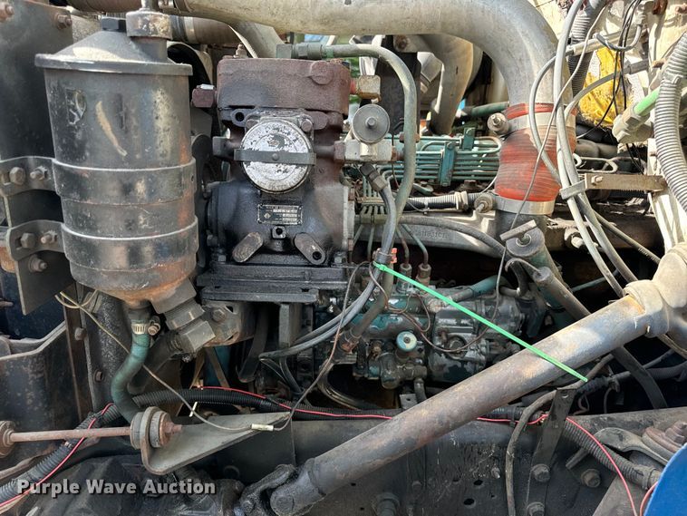 image for item DV5777 1990 International  4700 flatbed truck