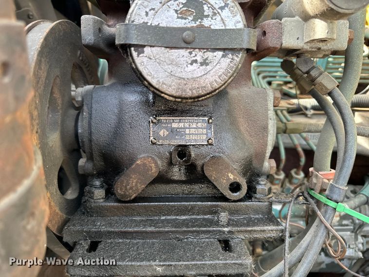 image for item DV5777 1990 International  4700 flatbed truck