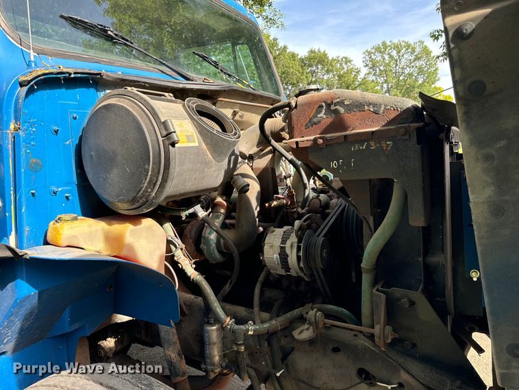 image for item DV5777 1990 International  4700 flatbed truck