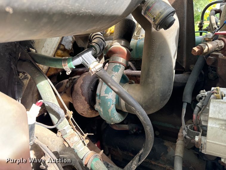 image for item DV5777 1990 International  4700 flatbed truck