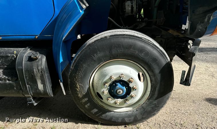 image for item DV5777 1990 International  4700 flatbed truck