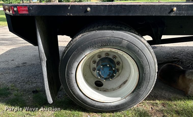 image for item DV5777 1990 International  4700 flatbed truck