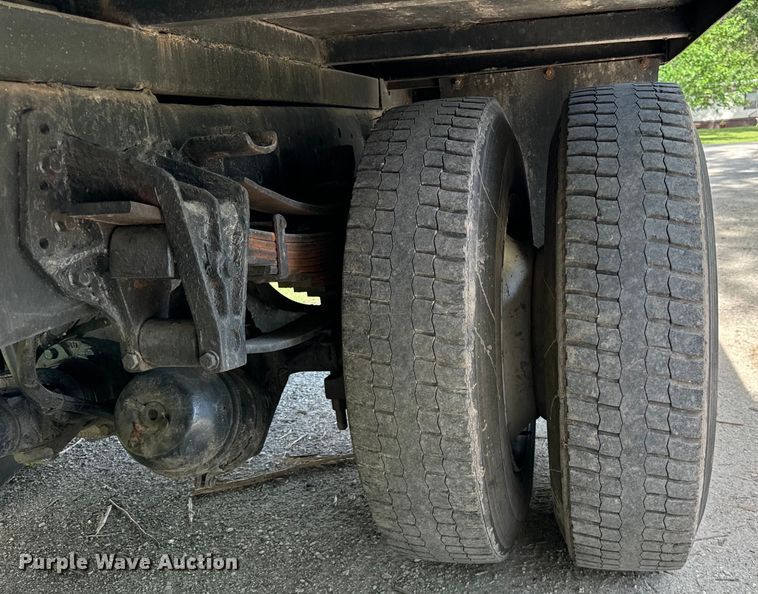 image for item DV5777 1990 International  4700 flatbed truck