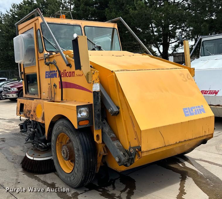 image for item DV5782 2000 Elgin  Pelican  street sweeper