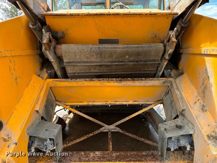 image for item DV5782 2000 Elgin  Pelican  street sweeper