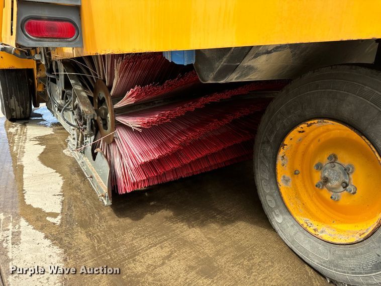 image for item DV5782 2000 Elgin  Pelican  street sweeper