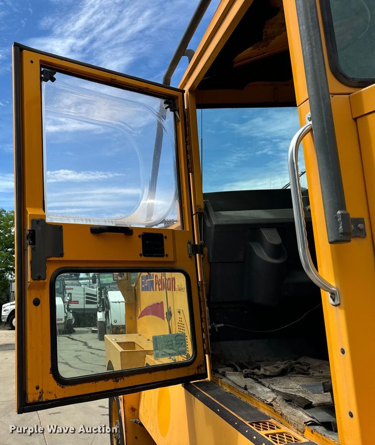 image for item DV5782 2000 Elgin  Pelican  street sweeper